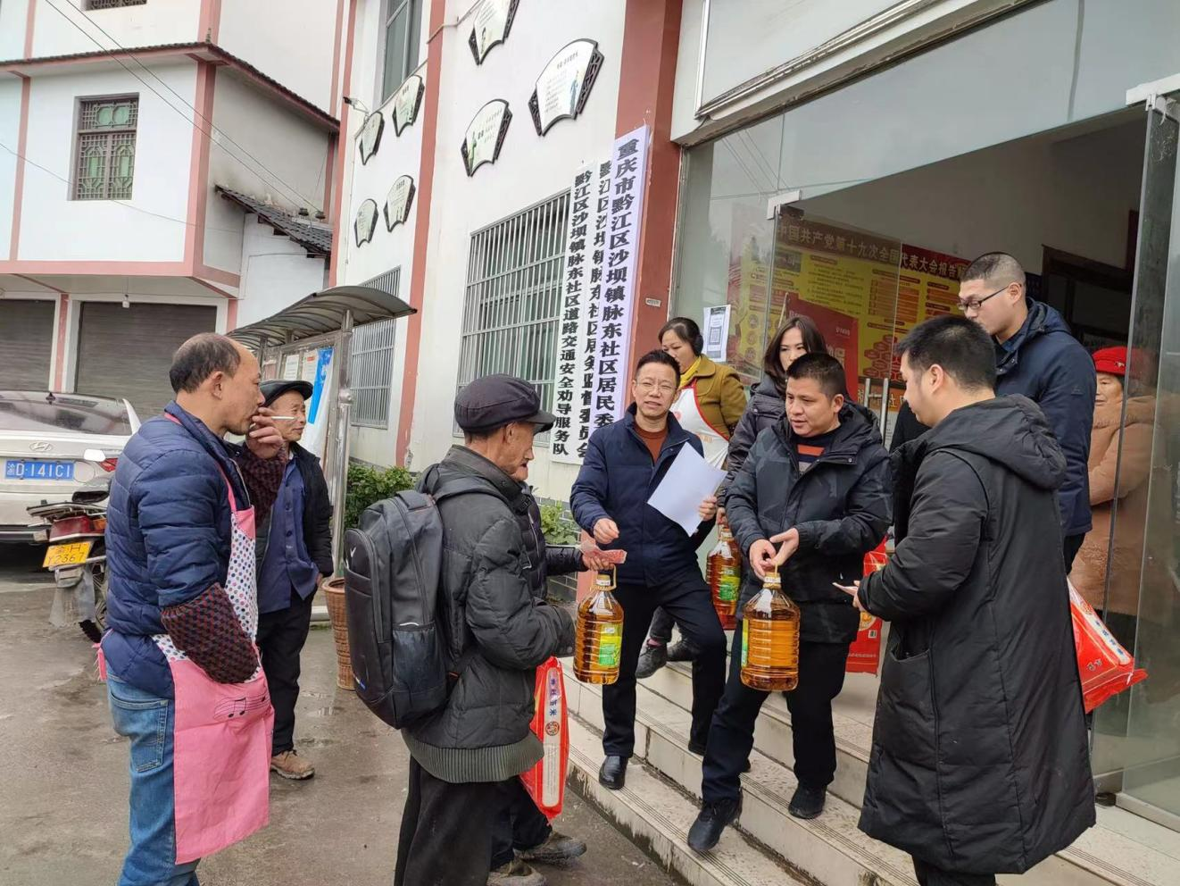 69畜牧坚持春节慰问村社五保户