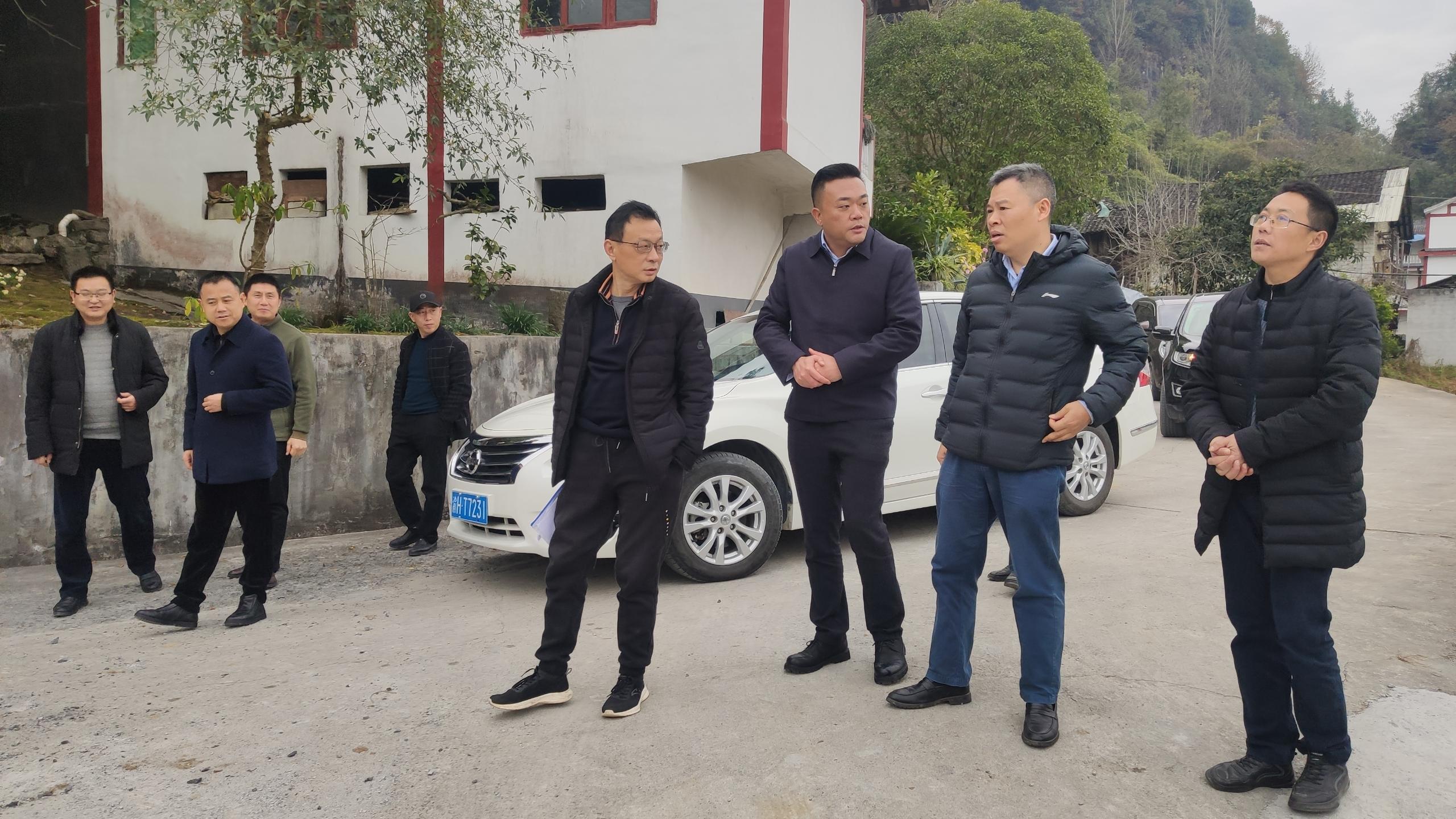 重庆市农委畜牧处副处长晏亮一行在黔江区农委、区畜牧发展中心领导陪同下，到重庆69畜牧种公猪站调研